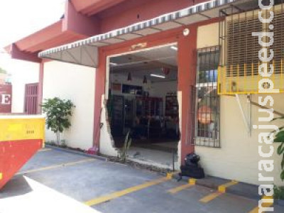 Padaria tem muro destruído após ser atingida por veículo