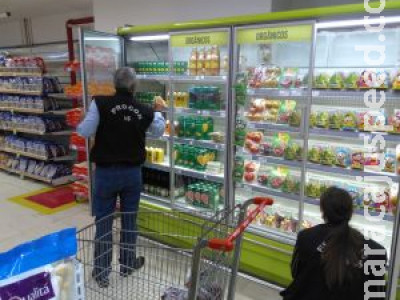 Procon encontra leite e carne vencidos em supermercado