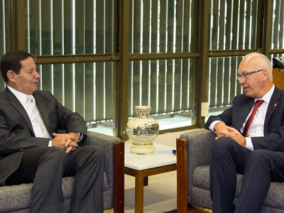 "Sem problemas", diz Mourão ao fim do 1º dia como presidente