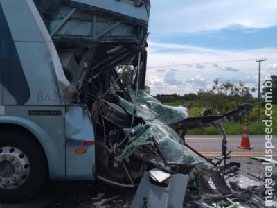 Vítima de acidente entre ônibus e caminhão aguarda por cirurgia