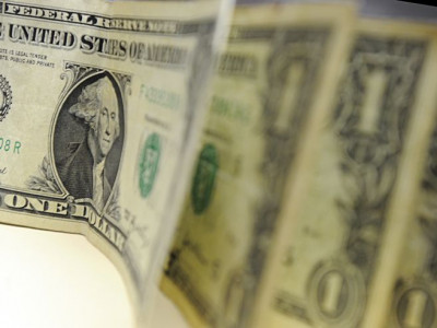 Bolsa sobe 1,86% e dólar cai a R$ 3,71
