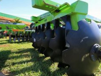  Governador entrega maquinários agrícolas a 40 municípios de MS 