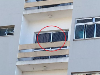 Menina de 8 anos cai do 4º andar de prédio; tela de proteção foi cortada