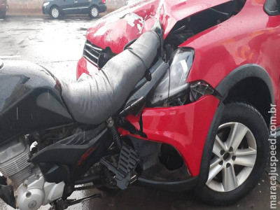 Moto "entra" no capô de carro e jovem é arremessado em acidente 