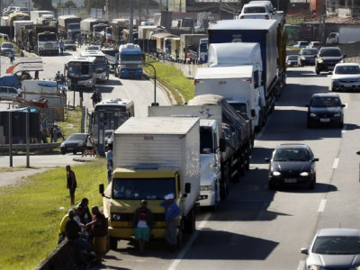  Caminhoneiros se mobilizam para nova paralisação