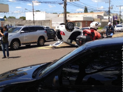 Carro capota em avenida e motorista fica ferido