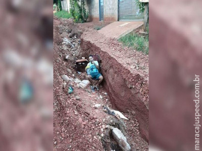 Em Paranaíba, rua tem cratera onde cabe até roda de tereré 
