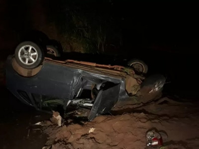 Jovem sem cinto de segurança morre ao cair com carro em rio