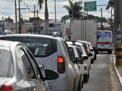 Ônibus quebrado causa transtornos em avenida 