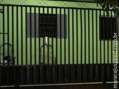Portão de residência cai e fere criança de 6 anos