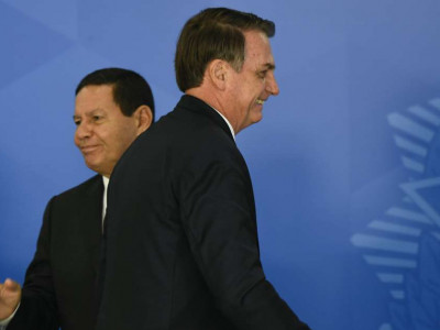 Bolsonaro: "vice é sempre sombra, mas por enquanto tudo bem"