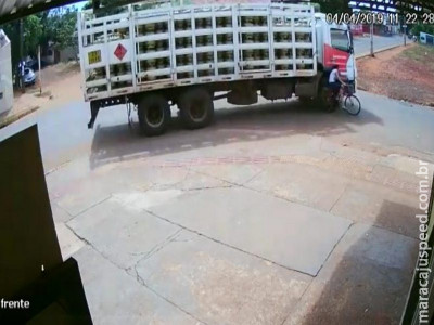 Câmera flagrou quando garota é atropelada por caminhão