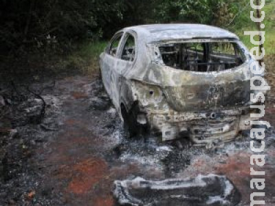 Carro encontrado queimado pode ter sido usado em homicídio