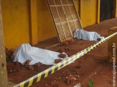 Casal é encontrado morto com várias facadas em calçada 