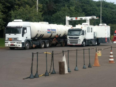 DOF apreende caminhão Bitrem carregado de solvente