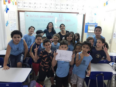 Estudantes dão lição de amizade  e inclusão de colega autista