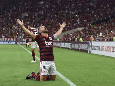 Flamengo goleia e encaminha classificação na Libertadores
