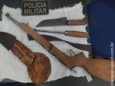 Homem ameaça esposa com arma, faca e acaba preso 