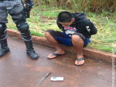 Jovem é preso após ameaçar vítima com faca e roubar celular