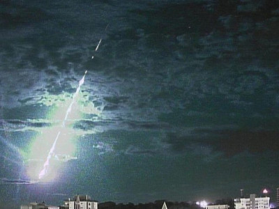 Meteoro cai sobre o mar na costa do RS
