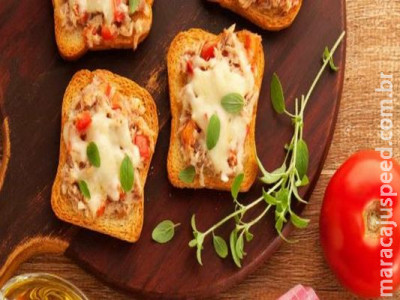 Mini Pizza com torradas é lanche facílimo de fazer 