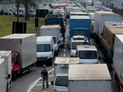 Reajuste divide caminhoneiros, que ameaçam nova greve