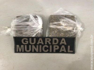 2 foragidos da Justiça são presos com maconha na rodoviária