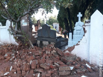 Cemitério amanhece com muro caído e chama atenção da população 