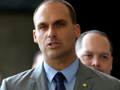 Eduardo Bolsonaro afirma que bomba nuclear garante a paz