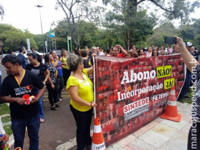Em greve, servidores fazem passeata e protestam na Governadoria