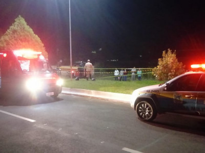 Estudante morre após moto colidir em poste