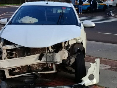 Motorista ‘fura’ sinal vermelho e provoca acidente 