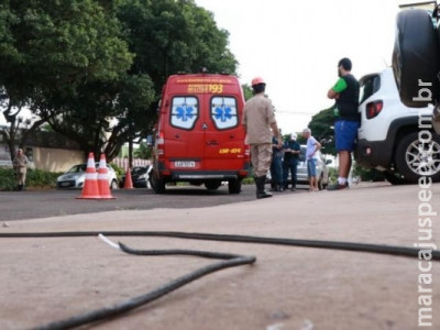 Mulher enrosca pescoço em fiação e é arremessada de motocicleta