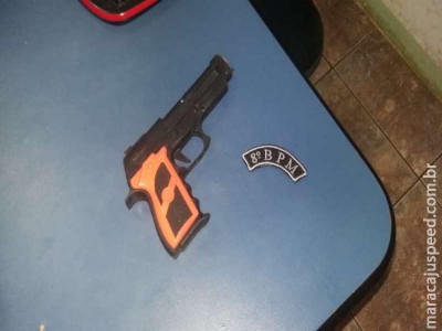 Trio é detido com arma de brinquedo escondida em veículo