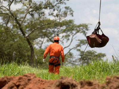 Bombeiros encontram corpo completo em Brumadinho