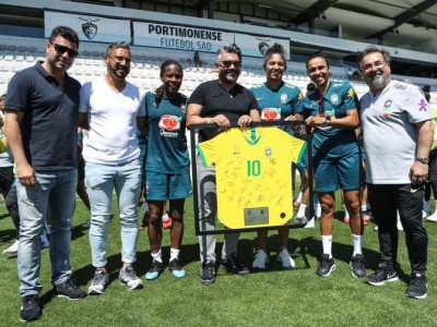 Com uma lesão na coxa esquerda, Marta ainda não treina com bola