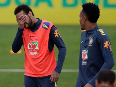 Ex-advogado contradiz versão de acusadora de Neymar