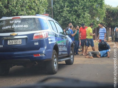 Homem é detido e amarrado por moradores depois de invadir casa