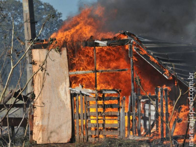 Incêndio em vegetação se alastra e destrói barracos em rodovia