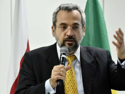 Ministro zomba com cocaína de avião e compara drogas a Lula
