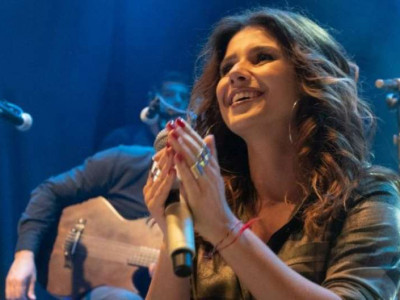 Sem Luan Santana, Paula Fernandes canta hit sozinha em DVD