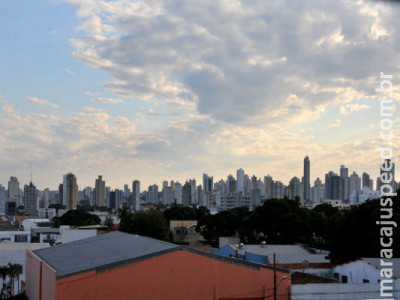 Tempo nublado, chuvas e trovoadas no 1º dia do mês