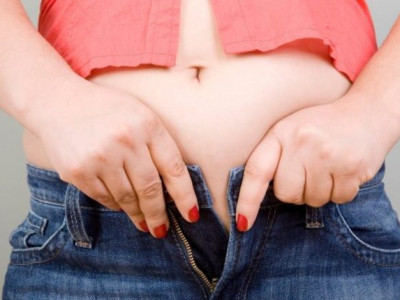5 dicas fáceis para disfarçar a barriga pelas roupas