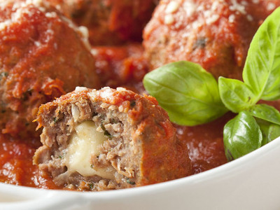 Almôndegas de carne moída ao forno recheadas