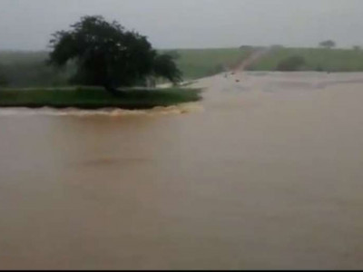 Barragem se rompe e inunda cidade com água e lama