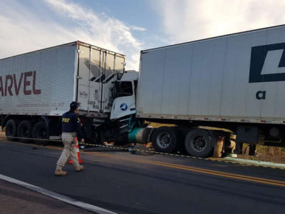 Caminhoneiro morre esmagado ao bater na traseira de carreta