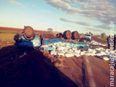 Carreta carregada com areia tomba em rodovia