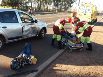 Casal em moto fica ferido após colisão com carro em rodovia 