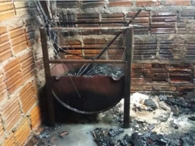 Churrasqueira com brasa causa incêndio que destrói casa em MS