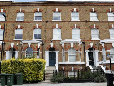 Corpo cai de avião e por pouco não atinge homem